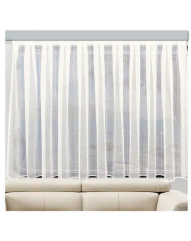 Ein durchsichtiger weißer Vorhang mit vertikalen Streifen bedeckt ein breites Fenster und lässt diffuses natürliches Licht in den Raum. Durch den Stoff ist ein schwacher Blick nach draußen möglich. Die Rückenlehne eines hellbeigen Sofas befindet sich unterhalb des Fensters.