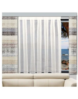 Ein beiges Sofa steht vor einem Fenster mit beige farbenen Vorhängen. Texturierte Vorhänge in Braun-, Beige- und Grautönen befinden sich auf beiden Seiten des Fensters. Das Fenster bietet einen Blick auf das Meer, die felsige Küste und die Bäume draußen.