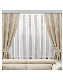 Ein beiges Sofa steht vor einem Fenster mit weißen, vertikal gestreiften Vorhängen und beigen Gardinen. Die Vorhänge sind auf beiden Seiten ordentlich zurückgebunden, so dass die durchsichtigen Vorhänge freigelegt werden und natürliches Licht in den Raum eindringen kann.