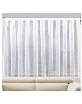 Ein durchsichtiger weißer Vorhang mit vertikalen Streifen ist vor einem großen Fenster über einem beigen Sofa aufgehängt. Der Vorhang gibt teilweise den Blick auf eine schwache Außenlandschaft frei und beweist damit seine Fähigkeit, natürliches Licht hereinzulassen und gleichzeitig die Privatsphäre zu wahren.