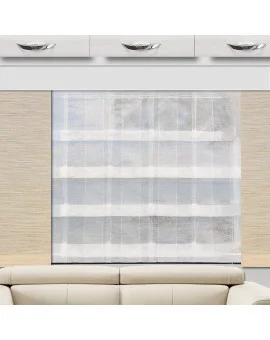 Über einem beigen Ledersofa befindet sich ein großes, rechteckiges Fenster mit einem weißen, transparenten Vorhang. Das Fenster ist von hellen Wänden umgeben und wird von weißen Schränken mit silbernen Griffen gekrönt. Sanftes natürliches Licht fällt durch den Vorhang in den Raum.