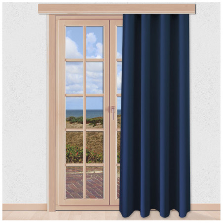 Verdunklungs-Vorhang Mattis Blau mit Reihband Sunout Fertiggardine an einem bodentiefen Fenster