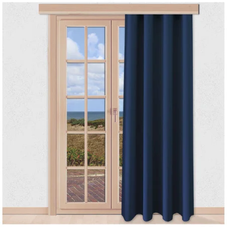Verdunklungs-Vorhang Mattis Blau mit Reihband Sunout Fertiggardine an einem bodentiefen Fenster