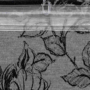 Nahaufnahme eines transparenten Kunststoffreißverschlusses am oberen Rand eines strukturierten Stoffes. Der Beutel zeigt ein schwarzes Blumenmuster mit Blättern und Blüten auf hellgrauem Hintergrund. Der Reißverschluss ist zentriert, und das Gewebe ist deutlich zu erkennen.