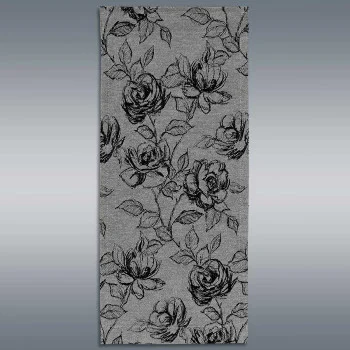 Ein rechteckiges Stück grauen Stoffes zeigt ein schwarzes Blumenmuster mit detaillierten Rosen und Blättern. Umrisse und Schattierungen verleihen den Blumenmotiven Tiefe. Der Hintergrund weist einen sanften Farbverlauf auf, der von Hellgrau zu Dunkelgrau übergeht.