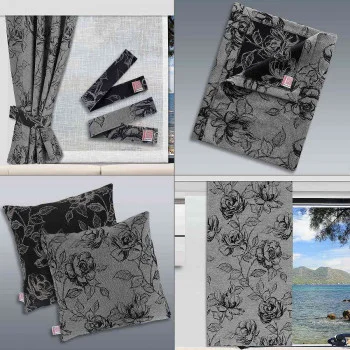 Eine Collage zeigt Heimtextilien mit einem grauen und schwarzen, mit Rosen gemusterten Stoff, darunter Vorhänge mit Raffhaltern, eine gefaltete Tischdecke, zwei Kissen und einen weiteren hängenden Vorhang. Ein Teil der Collage zeigt ein Fenster mit Blick auf eine Szene im Freien.