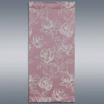 Eine rechteckige Flächengardine in rosa mit einem detaillierten weißen Blumenmuster aus Rosen und Blättern bedeckt die gesamte Oberfläche. Der Hintergrund ist ein dezenter grauer Farbverlauf. Das Muster ist sehr filigran und wirkt auch ohne zusätzliche Verzierungen sehr dekorativ.