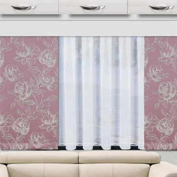 Ein Caravanfenster mit durchsichtigen weißen Vorhängen wird von rosafarbenen Vorhängen mit Blumenmuster gesäumt. Über dem Fenster sind weiße Schränke mit silbernen Griffen angebracht. Ein cremefarbenes Sofa steht vor dem Fenster. Die Einrichtung ist aufgeräumt und modern.