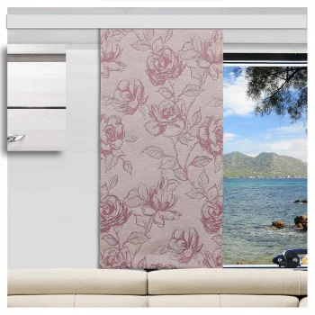 Ein Wohnmobil mit einem beigen Sofa vor einem großen Fenster. Vor dem Fenster ist ein rosafarbener, geblümter Vorhang teilweise zugezogen, der einen Blick auf blaues Wasser, felsige Küste, Baumzweige und ferne grüne Hügel unter einem klaren Himmel freigibt.