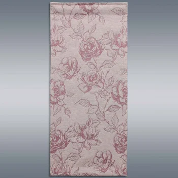 Eine Flächengardine in Hellrosa mit einem dezenten Blumenmuster aus großen, umrandeten Rosen und Blättern in einem dunkleren Rosaton. Die Gardine ist vor einem grauen Hintergrund mit Farbverlauf abgebildet.