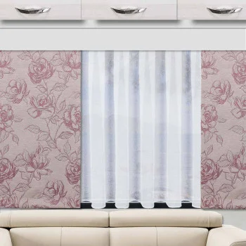 In der Mitte des Raumes befindet sich ein Fenster mit weißen Gardinen, die mit einem rosa-beigen Vorhang mit Blumenmuster verziert sind. Oberhalb des Fensters befinden sich weiße Schränke mit silbernen Griffen. Unter dem Fenster ist der obere Teil eines beigen Sofas zu sehen. Der Raum ist gut beleuchtet.