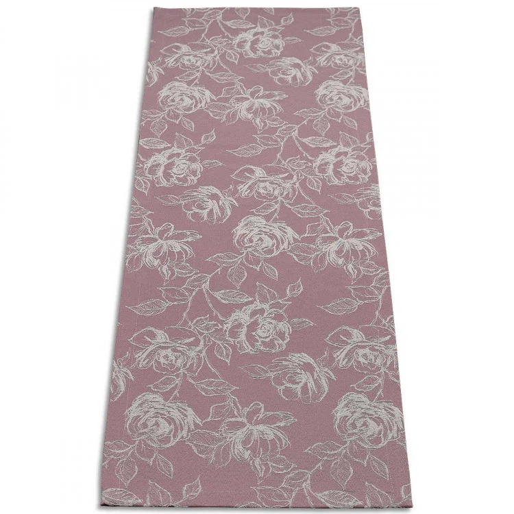 Ein Tischläufer in rosa zeigt ein weißes Blumenmuster mit großen, umrandeten Rosen und Blättern, die über die Oberfläche verteilt sind. Der Tischläufer ist aus einer Überkopfperspektive auf weißem Hintergrund dargestellt.