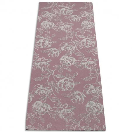 Ein Tischläufer in rosa zeigt ein weißes Blumenmuster mit großen, umrandeten Rosen und Blättern, die über die Oberfläche verteilt sind. Der Tischläufer ist aus einer Überkopfperspektive auf weißem Hintergrund dargestellt.