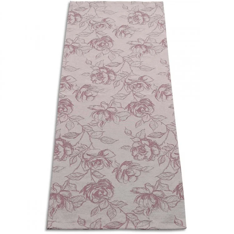 Ein rechteckiger Tischläufer mit hellbeigem Hintergrund zeigt ein gleichmäßig verteiltes Muster aus rosafarbenen floralen Konturen, darunter Blüten und Blätter. Das Design ist dezent und dekorativ und setzt einen unaufdringlichen Akzent, der sich für verschiedene Umgebungen eignet.