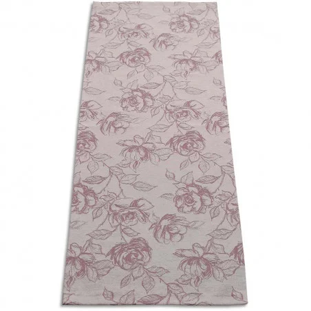 Ein rechteckiger Tischläufer mit hellbeigem Hintergrund zeigt ein gleichmäßig verteiltes Muster aus rosafarbenen floralen Konturen, darunter Blüten und Blätter. Das Design ist dezent und dekorativ und setzt einen unaufdringlichen Akzent, der sich für verschiedene Umgebungen eignet.