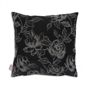 Ein quadratisches Kissen 40x40 cm mit schwarzem Hintergrund zeigt ein detailliertes Muster aus großen weißen Rosen und Blättern in einem skizzenhaften Stil. Ein Stoffetikett ist am linken Rand sichtbar. Das Design des Kissens betont präzise florale Umrisse und Texturen.