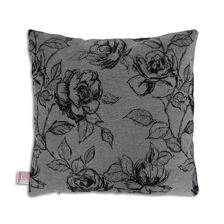Abgebildet ist ein quadratisches graues Kissen 40x40 cm mit einem schwarzen Blumenmuster, das detaillierte Rosen und Blätter zeigt. An einem Rand des Kissens ist ein kleines Stoffschildchen befestigt. Das Kissen ist vor einem schlichten weißen Hintergrund abgebildet.