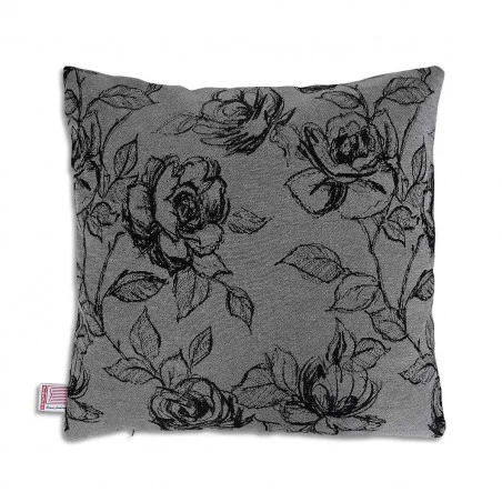 Abgebildet ist ein quadratisches graues Kissen 40x40 cm mit einem schwarzen Blumenmuster, das detaillierte Rosen und Blätter zeigt. An einem Rand des Kissens ist ein kleines Stoffschildchen befestigt. Das Kissen ist vor einem schlichten weißen Hintergrund abgebildet.