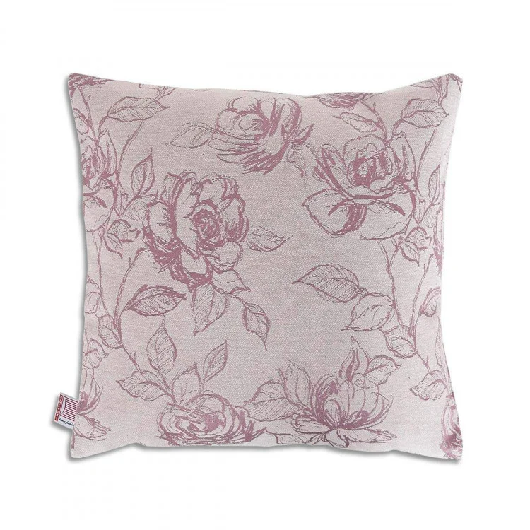 Ein quadratisches Kissen 40 x 40 cm mit einem hellrosa Hintergrund und einem detaillierten Muster aus großen, umrandeten Rosen und Blättern in einem dunkleren Rosaton. An der unteren linken Naht ist ein kleines Stoffetikett angebracht.