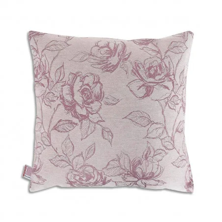 Ein quadratisches Kissen 40 x 40 cm mit einem hellrosa Hintergrund und einem detaillierten Muster aus großen, umrandeten Rosen und Blättern in einem dunkleren Rosaton. An der unteren linken Naht ist ein kleines Stoffetikett angebracht.