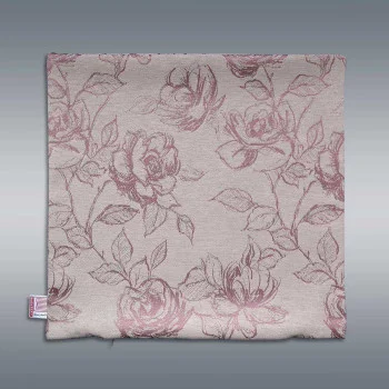 Eine quadratische Kissenhülle 40 x 40 cm mit hellbeigem Hintergrund und einem Muster aus rosa Rosen und Blättern. Am linken Rand ist ein kleines Stoffschildchen zu sehen. Die Kissenhülle ist vor einem grauen Hintergrund mit Farbverlauf platziert.