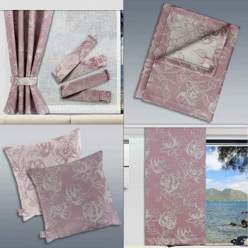 Ein Satz von vier Bildern zeigt koordinierte Wohndekorationen in Rosa mit weißen Blumenmustern, darunter drapierte Vorhänge mit Raffhaltern, eine ordentlich gefaltete Tischdecke, zwei quadratische Kissen und einen Volant an einem Fenster mit Blick auf eine tropische Landschaft.
