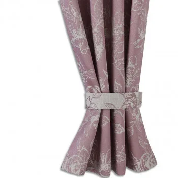 Ein mauvefarbener Vorhang mit weißem Blumenmuster wird gerafft und mit einem passenden Raffhalter befestigt. Der Stoff hat einen subtilen Glanz, und das Blumenmuster besteht aus weißen Umrissen, die Blätter und Blüten darstellen.