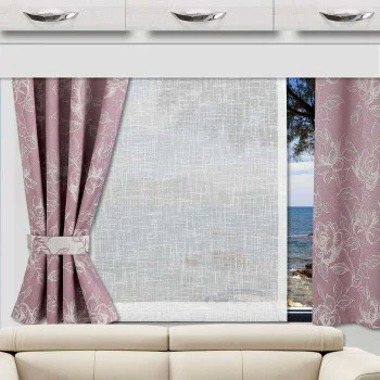 An einem Fenster sind rosafarbene, geblümte Vorhänge angebracht, die auf beiden Seiten zurückgebunden sind, mit einem weißen durchsichtigen Vorhang in der Mitte. Durch das Fenster sind eine felsige Küste, das blaue Meer und ein Teil eines Baumes zu sehen. Direkt unter dem Fenster befindet sich ein beiges Sofa.