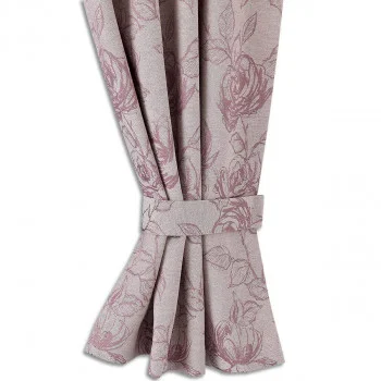 Nahaufnahme eines hellmauvefarbenen Vorhangs mit einem dezenten Blumenmuster. Der Vorhang ist gerafft und wird von einem passenden Raffhalter gehalten, der das detaillierte Design und die weiche Textur des Stoffs hervorhebt.