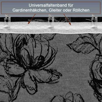 Nahaufnahme der Oberkante eines Vorhangs mit Universalfaltenband und Haken. Der Vorhangstoff zeigt ein schwarzes Blumenmuster auf grauem Grund. Eine Schachtel oben enthält die Aufschrift "Universalfaltenband für Gardinenhäkchen, Gleiter oder Röllchen".