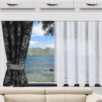 Aus einem Fenster blickt man auf ein türkisfarbenes Meer, grüne Berge und einen blauen Himmel mit Wolken. Auf der linken Seite befindet sich ein schwarzer geblümter Vorhang, der mit einem grauen Raffhalter zurückgebunden ist; auf der rechten Seite befindet sich ein durchsichtiger weißer Vorhang.