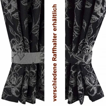 Zwei schwarze Vorhänge mit dezentem Blumenmuster werden mit passenden Stoff-Raffhaltern zurückgezogen. Ein weißer vertikaler Streifen zwischen den Vorhängen zeigt den deutschen Text "verschiedene Raffhalter erhältlich" in Braun.