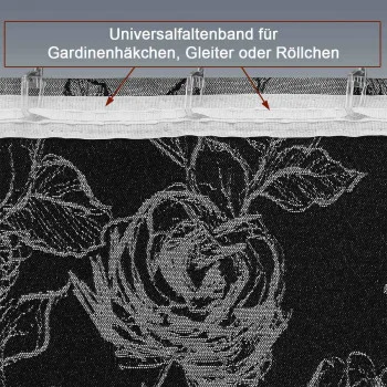 Nahaufnahme eines transparenten Vorhangs mit weißem Faltenband am oberen Rand, das mit transparenten Vorhanghaken befestigt ist. Der Stoff hat ein florales Rosenmuster. Ein deutsches Etikett kennzeichnet das Band: "Universalraffaltenband für Gardinenhäkchen, Gleiter oder Röllchen.