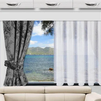Ein Fenster hinter einem beigen Sofa zeigt eine malerische Aussicht auf das blaue Meer und die grünen Berge unter einem blauen Himmel. Das Fenster hat zwei Arten von Vorhängen: einen durchsichtigen weißen Vorhang auf der rechten Seite und einen dunklen, blumengemusterten Vorhang, der auf der linken Seite zurückgebunden ist.