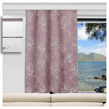 In einem Wohnwagen steht ein beiges Sofa vor einem großen Fenster. Das Fenster bietet einen Blick auf den Ozean mit blauem Wasser, einer felsigen Küste, grünen Hügeln und einem Teil eines Baumzweigs. Ein rosafarbener Vorhang mit einem weißen Blumenmuster verdeckt das Fenster teilweise.