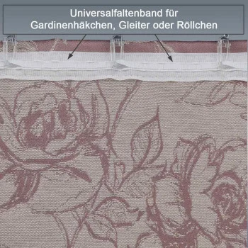 Nahaufnahme eines Vorhangstoffs mit floralem Muster, an dessen Oberkante ein weißes Universalfaltenband angenäht ist. In das Band sind transparente Gardinenhaken eingesetzt. Ein graues Etikett darüber zeigt den Text: "Universalfaltenband für Gardinenhäkchen, Gleiter oder Röllchen".