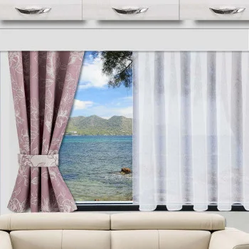 Ein Fenster mit rosa gemusterten Vorhängen auf der einen Seite und weißen Vorhängen auf der anderen Seite bietet einen Blick auf einen blauen See, ferne Berge und einen teilweise bewölkten Himmel. Unter dem Fenster steht ein beiges Sofa, darüber sind weiße Schränke angebracht.