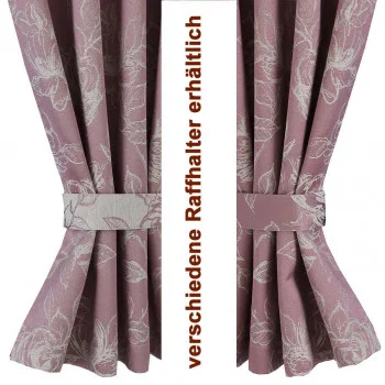 Zwei dunkelrosa Vorhänge mit dezentem Blumenmuster werden mit passenden Stoffhaltern zurückgebunden. In der Mitte zwischen den Vorhängen steht in vertikaler brauner Schrift auf Deutsch "verschiedene Raffhalter erhältlich".