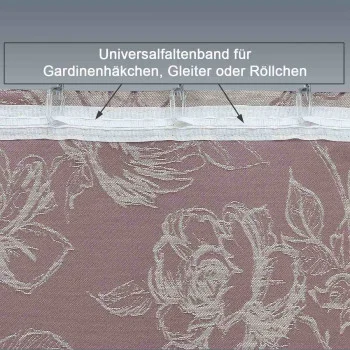 Nahaufnahme eines lilafarbenen Vorhangs mit weißem Blumenmuster, an dessen Oberkante ein weißes Faltenband angenäht ist. An dem Band sind durchsichtige Haken angebracht. Oben steht ein deutscher Text: "Universelles Plisseeband für Gardinenhaken, Gleiter oder Rollen.