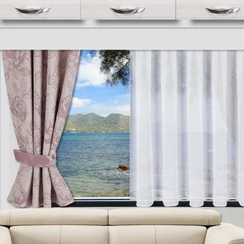 Ein beiges Sofa steht vor einem Fenster mit einem zur Seite gezogenen rosafarbenen geblümten Vorhang und einem durchsichtigen weißen Vorhang. Das Fenster bietet einen Blick auf einen blauen See, grüne Hügel und einen Himmel mit einigen Wolken.