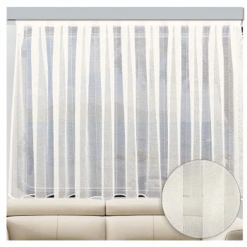 Vor einem großen Fenster ist ein durchsichtiger creme farbener Vorhang mit vertikalen Streifen angebracht, der das Sonnenlicht durchlässt und teilweise einen schwachen Blick ins Freie freigibt. Darunter erscheint der untere Teil eines hellen Sofas. Ein Einschub zeigt die Textur des Stoffes.