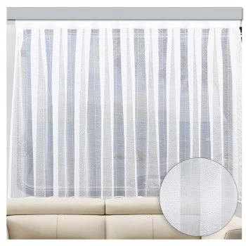 Ein großes Fenster ist mit weißen Vorhängen mit vertikalen Streifen bedeckt, die gefiltertes Licht in den Raum lassen und den Blick nach draußen teilweise verdecken. Vor dem Fenster steht ein beiges Sofa. Ein Einschub zeigt eine detaillierte Nahaufnahme der Textur des Vorhangs.