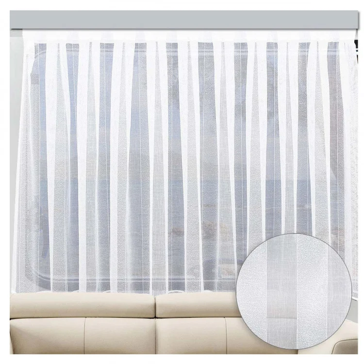 Ein großes Fenster ist mit weißen Vorhängen mit vertikalen Streifen bedeckt, die gefiltertes Licht in den Raum lassen und den Blick nach draußen teilweise verdecken. Vor dem Fenster steht ein beiges Sofa. Ein Einschub zeigt eine detaillierte Nahaufnahme der Textur des Vorhangs.