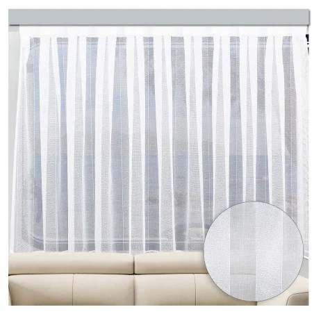 Ein großes Fenster ist mit weißen Vorhängen mit vertikalen Streifen bedeckt, die gefiltertes Licht in den Raum lassen und den Blick nach draußen teilweise verdecken. Vor dem Fenster steht ein beiges Sofa. Ein Einschub zeigt eine detaillierte Nahaufnahme der Textur des Vorhangs.