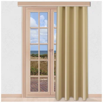 Ein beiger Vorhang bedeckt teilweise eine Glastür mit Holzrahmen. Die Tür öffnet sich zu einer Terrasse mit Ausblick