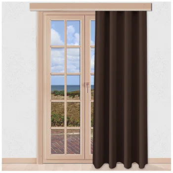 Ein brauner Vorhang bedeckt teilweise eine Glastür mit Holzrahmen. Die Tür öffnet sich zu einer Terrasse mit Ausblick