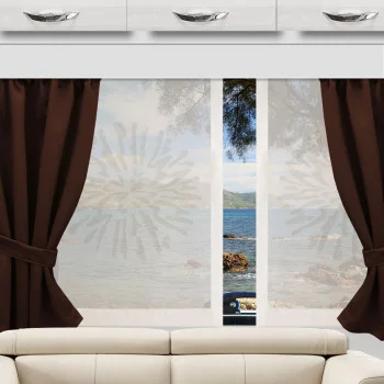 Braune Vorhänge rahmen ein Fenster ein, das einen malerischen Blick auf die Küste bietet. Davor stehen Sofa und Schrank.