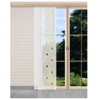 Eine durchsichtige weiße Flächengardine mit aufwändigem gelb-goldenem Muster hängt teilweise geöffnet an einer holzgerahmten Glastür und gibt den Blick auf einen grünen Garten frei. Der Innenraum ist mit weißen Ziegelwänden und grauen Fußböden ausgestattet.