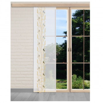 Eine durchsichtige weiße Flächengardine mit aufwändigem gelb-goldenem Muster hängt teilweise geöffnet an einer holzgerahmten Glastür und gibt den Blick auf einen grünen Garten frei. Der Innenraum ist mit weißen Ziegelwänden und grauen Fußböden ausgestattet.