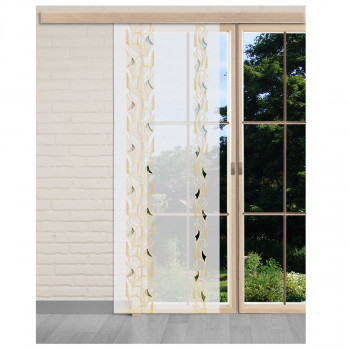 Eine durchsichtige weiße Flächengardine mit aufwändigem gelb-goldenem Muster hängt teilweise geöffnet an einer holzgerahmten Glastür und gibt den Blick auf einen grünen Garten frei. Der Innenraum ist mit weißen Ziegelwänden und grauen Fußböden ausgestattet.